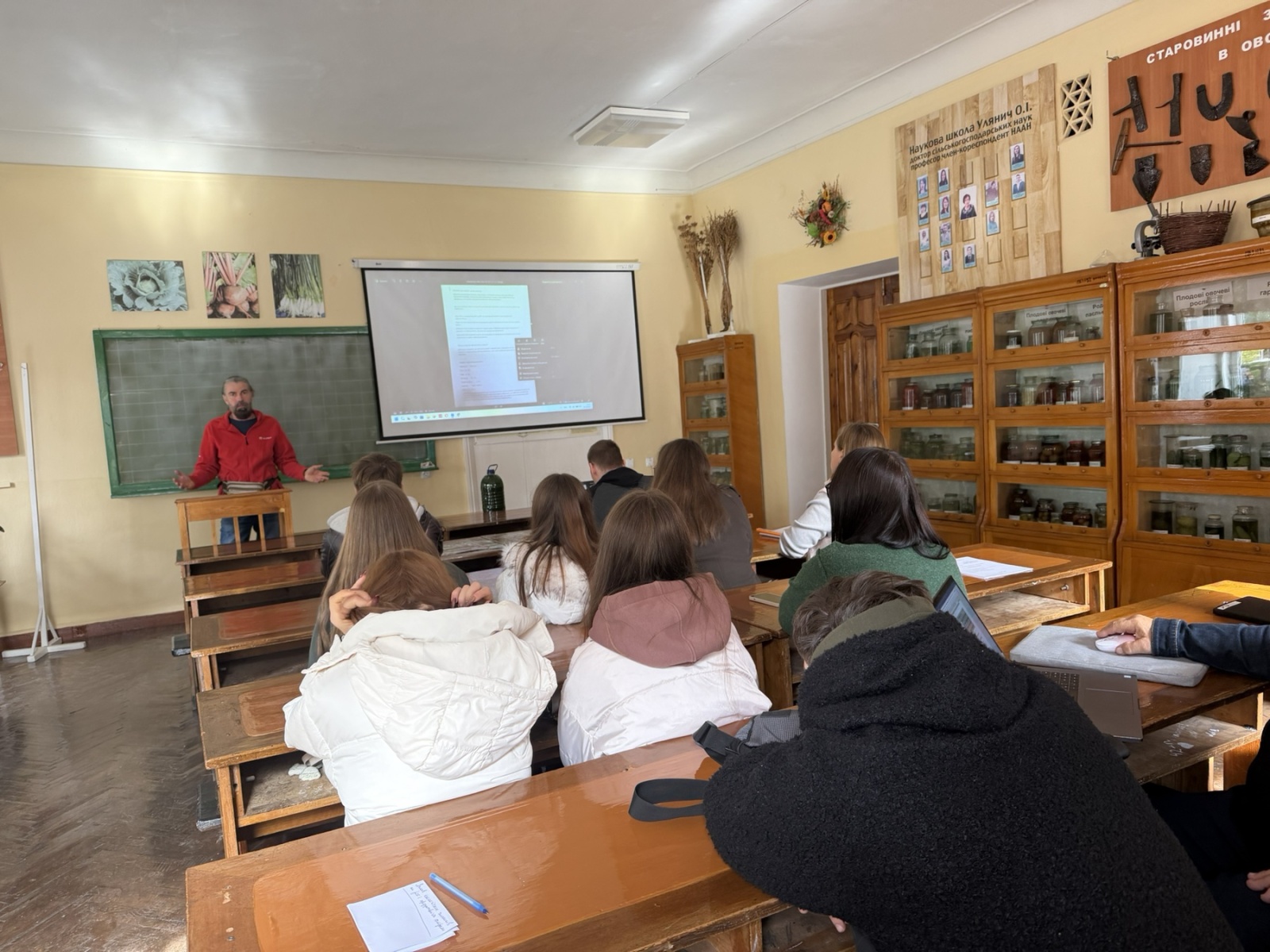 ВПЛИВ ЕКОЛОГІЧНИХ ЧИННИКІВ НА РІСТ І ПРОДУКТИВНІСТЬ ХЛОРЕЛИ: ЗАСІДАННЯ СТУДЕНТСЬКОГО НАУКОВОГО ГУРТКА «ЕКОЛОГІЯ»